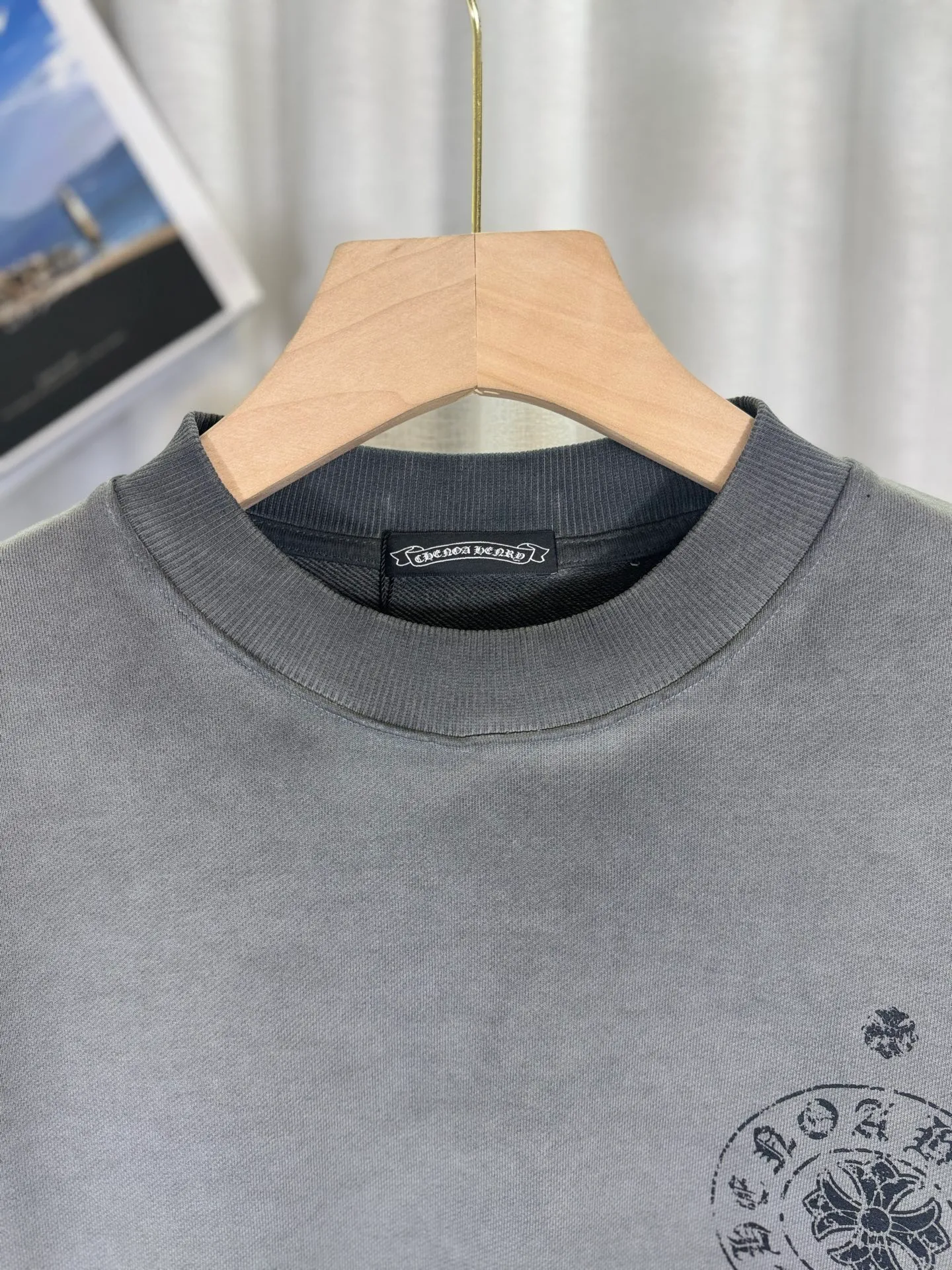 P260 top version, real shot without P, ​​different from market currency) 𝗖𝗵𝗿𝗼𝗺𝗲 𝗛𝗲𝗮𝗿𝘁𝘀/Cro Heart 2025 washed patch embroidery autumn and winter new original single counter American laser burnt 3D three-dimensional color embroidered couple casual sweatshirt 👑The highest version! Customized fabric 420g tripe terry fabric! American acid-washed and distressed original fabric laser burnt ✟appliqué embroidery and exquisite embroidery of letters! The best-selling model in the counter, very comfortable to wear. Accessories: original molded and authenticated collar label➕100% silk wash label. Genuine purchase-grade original hangtag➕matching hanging rope➕3D hanging beads➕original packaging bag. Craftsmanship: The original version has consistent wiring! The highest version of the armhole matching technique! Color: Earth Yellow Gray Black Size: S M L XL Style No.: 9320